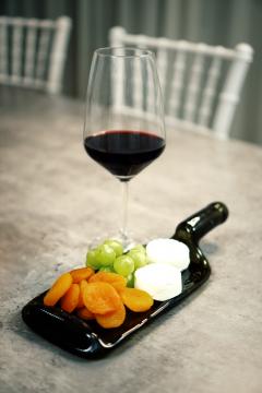 Platou din sticla de vin