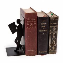 Suport lateral pentru carti - Man reading newspaper