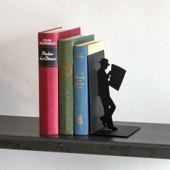 Suport lateral pentru carti - Man reading newspaper